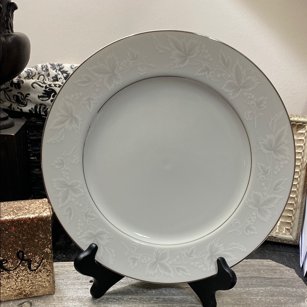 Set Of 4 Intl. Fine China #5723 Fascination Dinner Plates!